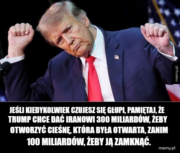 Mężczyzna w garniturze z uniesionymi rękami, wyrażający frustrację.