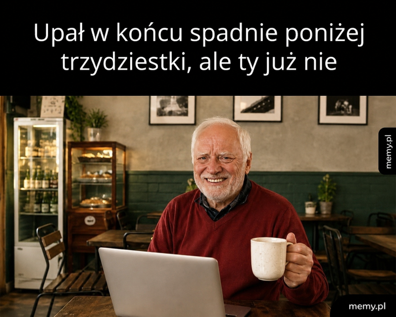 Starszy mężczyzna w kawiarni trzyma filiżankę kawy, uśmiechając się.