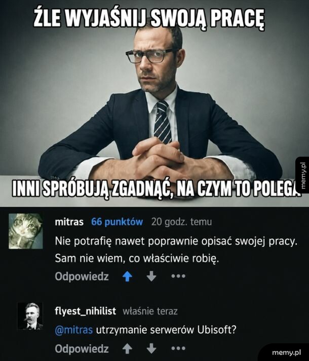 Mężczyzna w garniturze z poważnym wyrazem twarzy siedzi przy biurku.