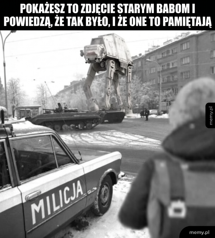 Stary samochód milicji na ulicy z AT-AT z Gwiezdnych Wojen w tle.