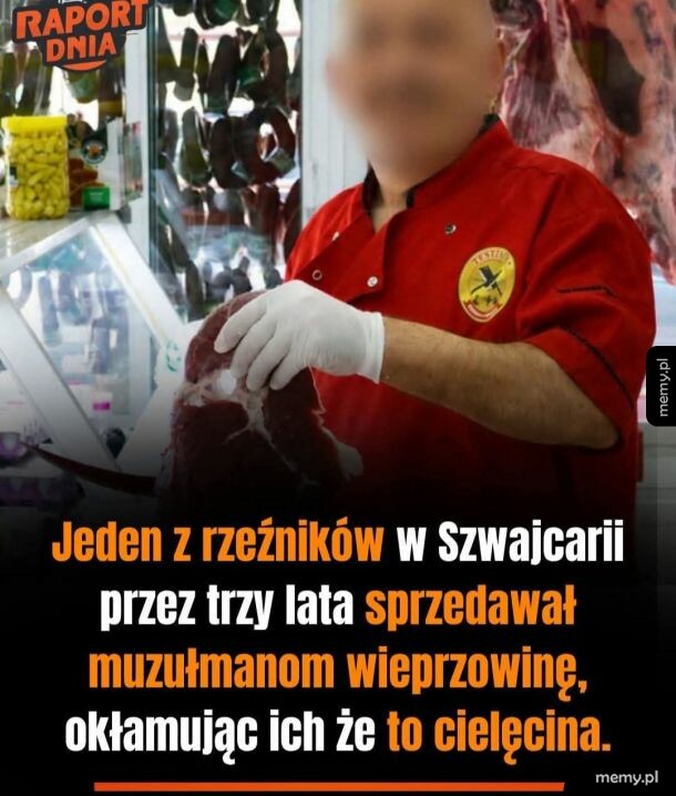 Mężczyzna w fartuchu rzeźnika przy ladzie z mięsem.
