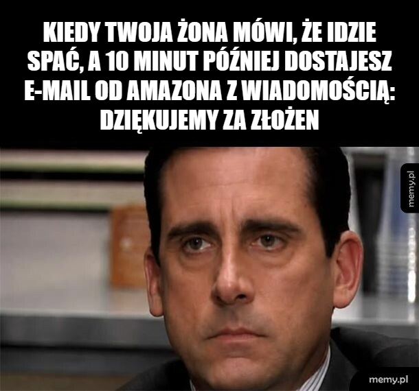 Mężczyzna z poważnym wyrazem twarzy, w tle biuro.