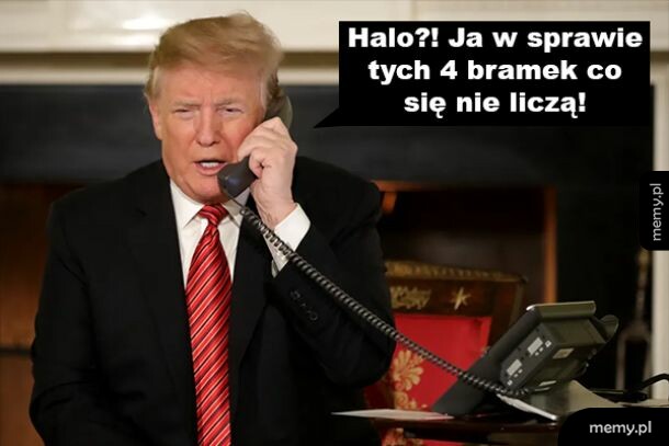 Mężczyzna w garniturze rozmawia przez telefon.