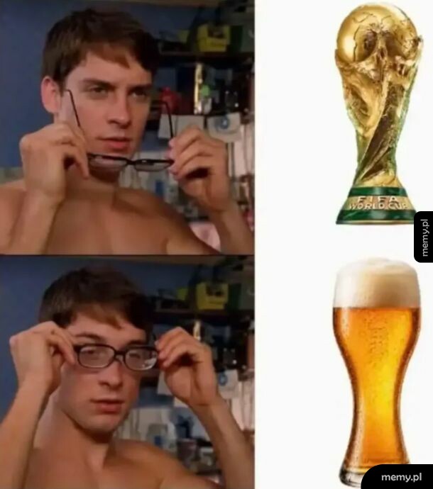 Mężczyzna w koszulce bez rękawów zakłada okulary, obok trofeum i piwo.