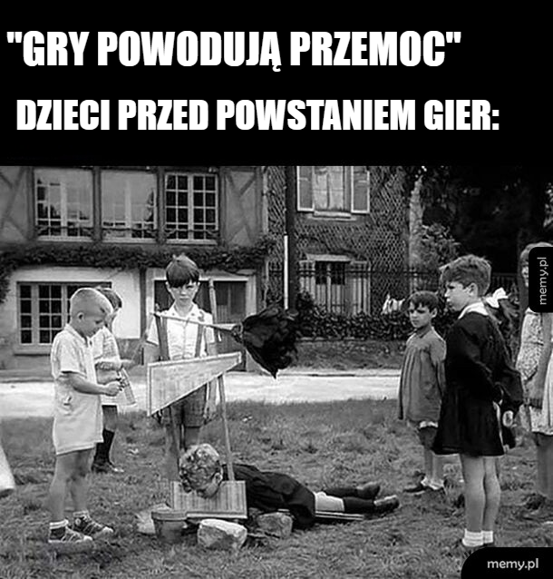 Grupa dzieci bawiących się na podwórku, jedno dziecko leży na ziemi.