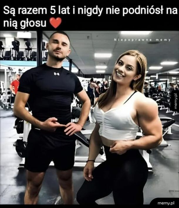Mężczyzna i kobieta w siłowni, oboje z wyraźnie zarysowanymi mięśniami.