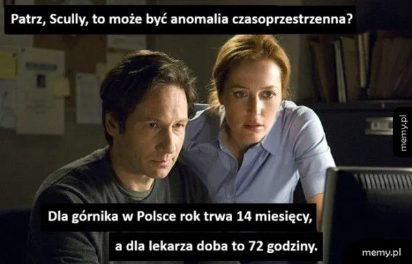 Dwoje ludzi patrzy na ekran komputera, z wyrazami skupienia.