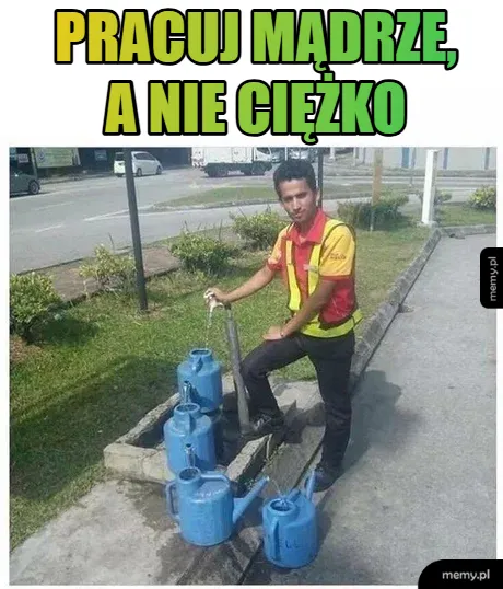 Mężczyzna w kamizelce trzymający dzbanek na wodę obok kilku innych dzbanków.