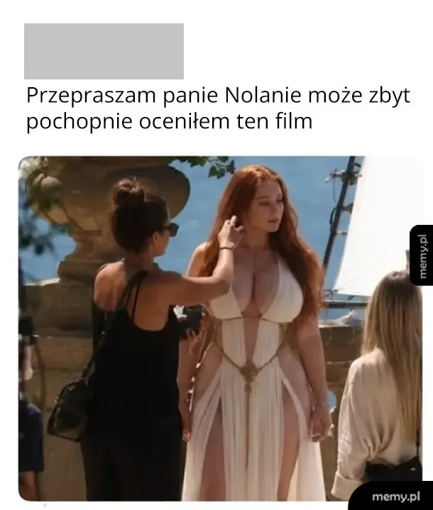 Kobieta w białej sukni z dużym dekoltem, stylistka poprawia jej fryzurę.