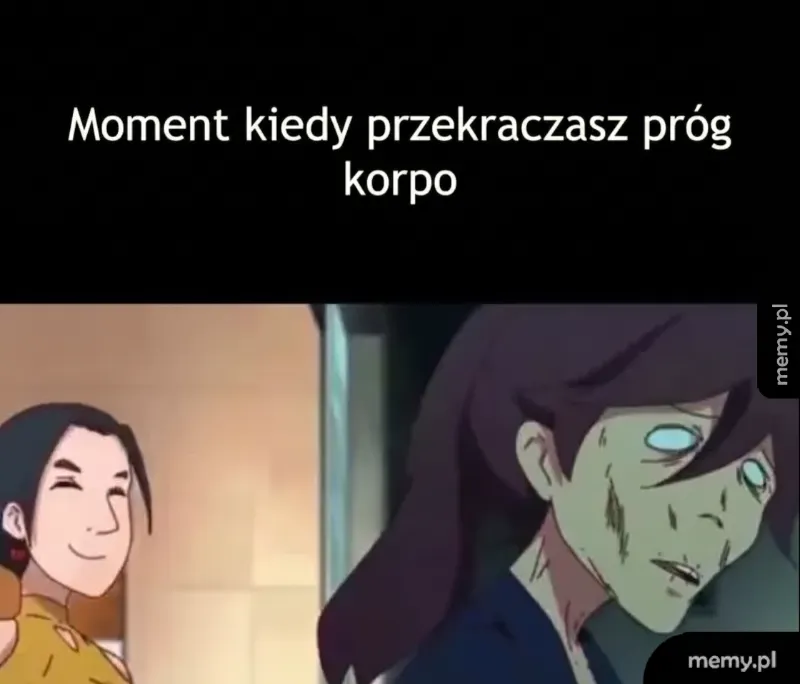 Kobieta z przerażonym wyrazem twarzy i zniszczoną skórą, obok niej uśmiechnięta postać.