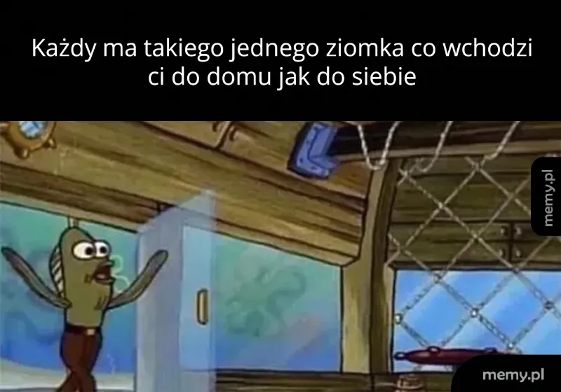 Postać ryby wchodząca do pomieszczenia z otwartymi drzwiami.