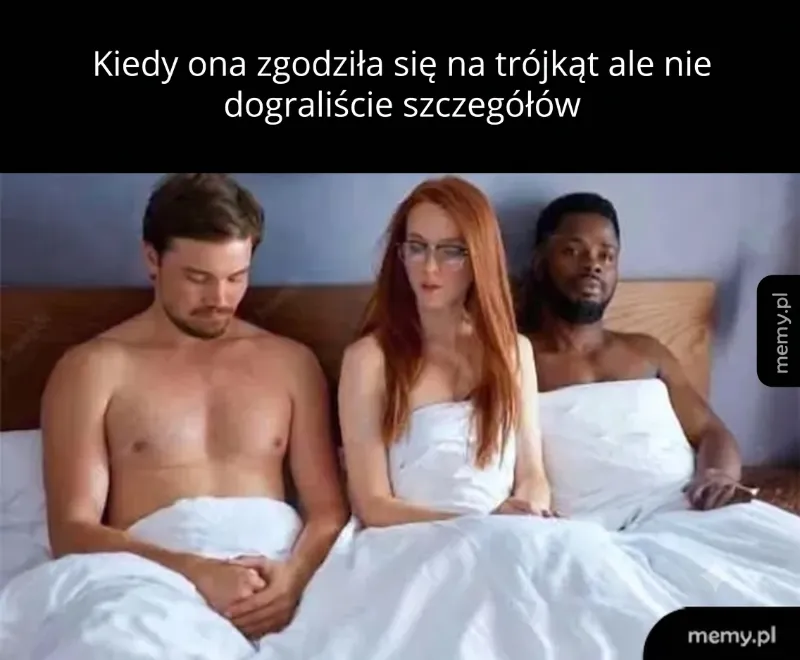 Trzy osoby w łóżku, dwie mężczyźni i jedna kobieta, w niezręcznej sytuacji.