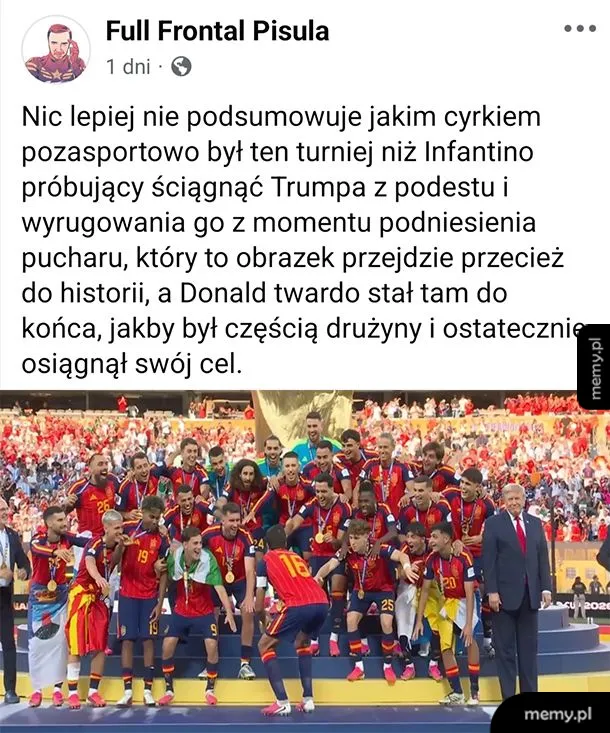 Grupa ludzi na podium z pucharem, w tle Donald Trump i Infantino.