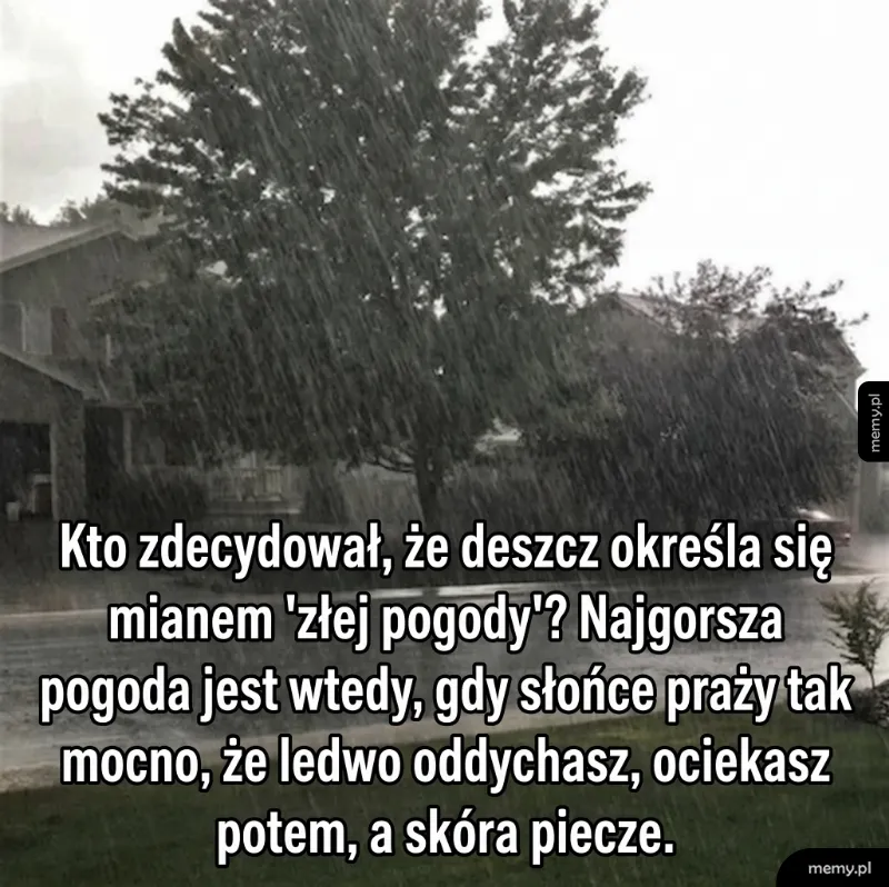 Intensywny deszcz pada na domy w deszczowy dzień.