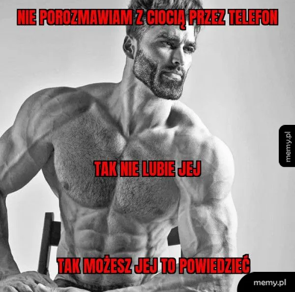Mężczyzna z umięśnioną sylwetką siedzi na krześle, z poważnym wyrazem twarzy.