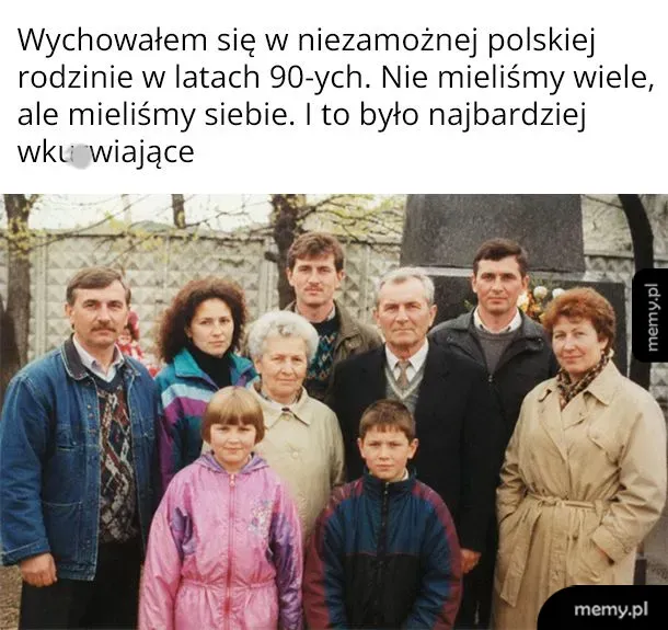 Grupa ludzi pozująca do zdjęcia w latach 90-tych.