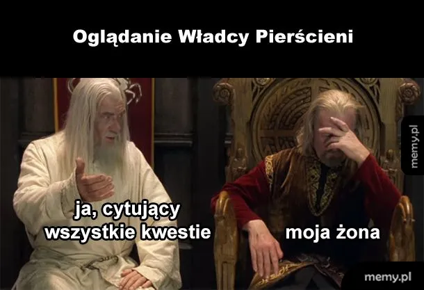 Mężczyzna w białej szacie cytuje kwestie, a drugi mężczyzna w czerwonej szacie zakrywa twarz.