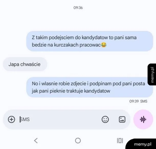 Rozmowa SMS między dwiema osobami na temat pracy i traktowania kandydatów.