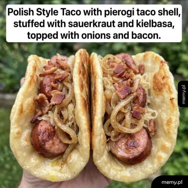 Taco z pierogowym ciastem, nadziewane kapustą, kiełbasą, cebulą i boczkiem.