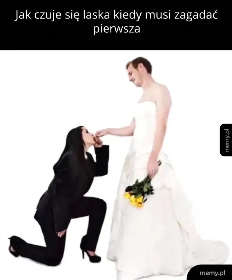 Kobieta w garniturze klęczy przed mężczyzną w sukni ślubnej.