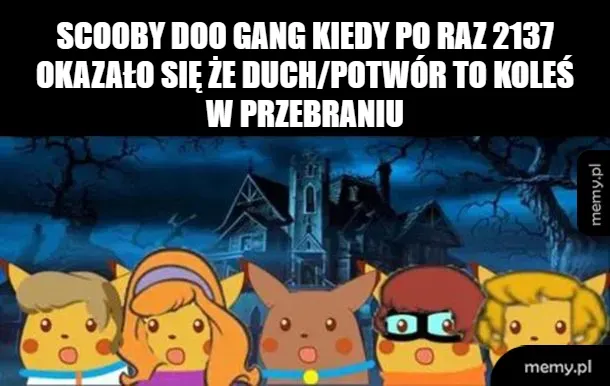 Postacie z kreskówki Scooby-Doo w stylu zwierząt, stojące przed nawiedzonym domem.