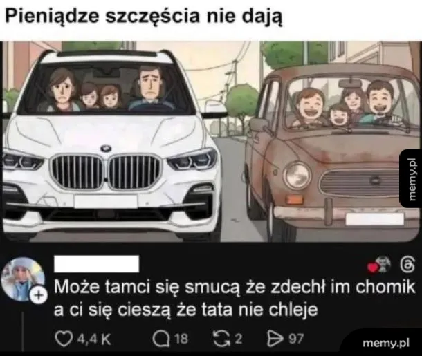 Dwie rodziny w samochodach, jedna w luksusowym, druga w starym pojeździe.