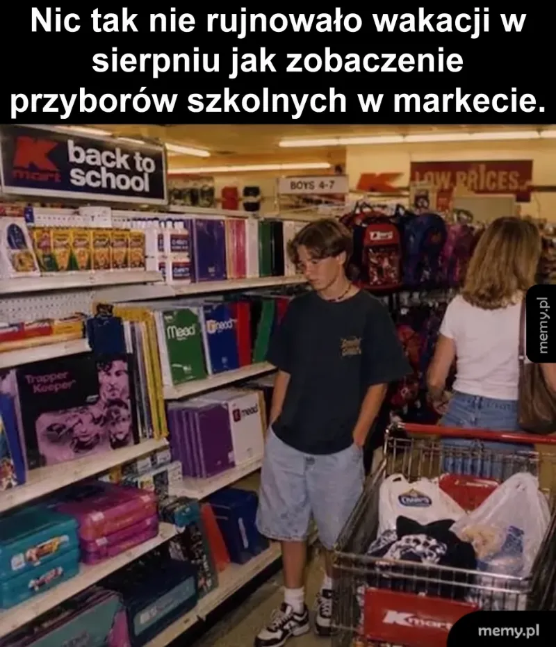 Chłopak w sklepie z przyborami szkolnymi, obok kobieta z wózkiem.