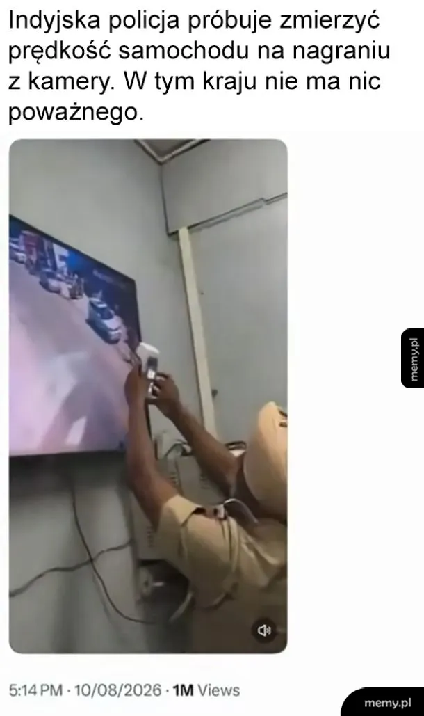 Policjant w mundurze mierzy prędkość samochodu na nagraniu z kamery.