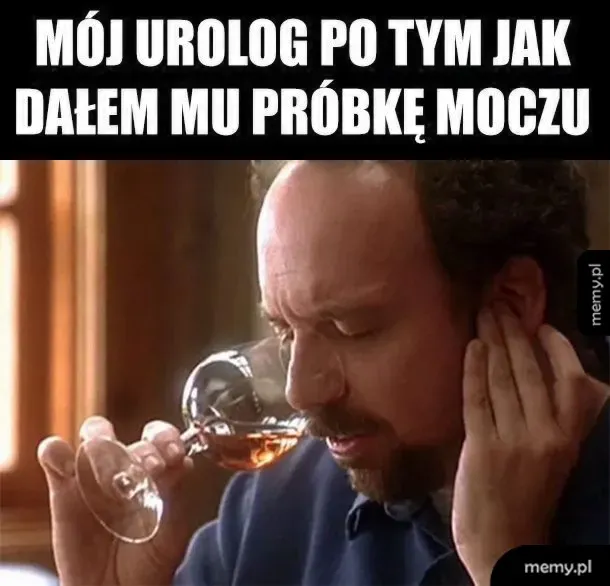 Mężczyzna trzymający kieliszek, z wyrazem twarzy zaskoczenia lub zdziwienia.