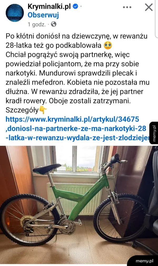 Rower i plecak na tle podwórka.