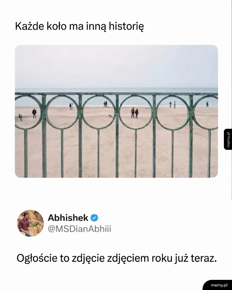 Widok na plażę przez metalowy balustrad z okrągłymi otworami.