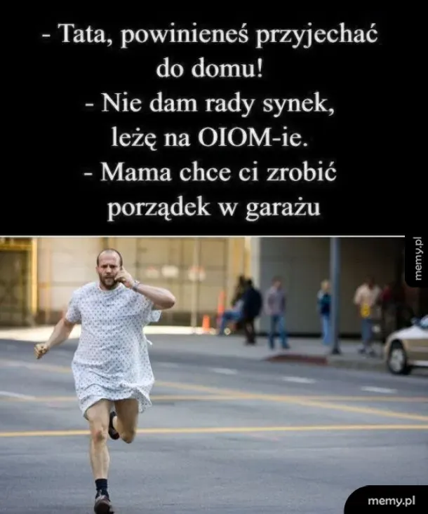 Mężczyzna w szlafroku biegnie przez ulicę.