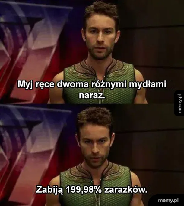 Mężczyzna w zielonym kostiumie mówi o myciu rąk.