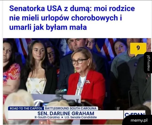 Kobieta w czerwonym żakiecie przemawia na konferencji, w tle młode osoby.
