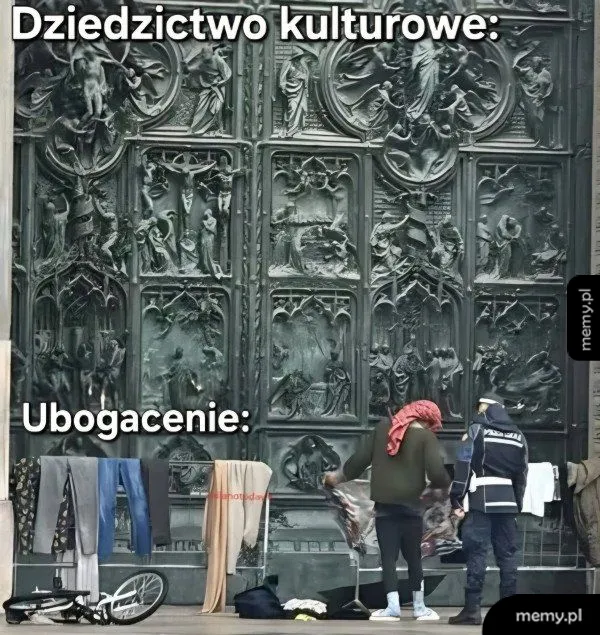 Mężczyźni handlujący ubraniami na tle zabytkowych drzwi katedry.