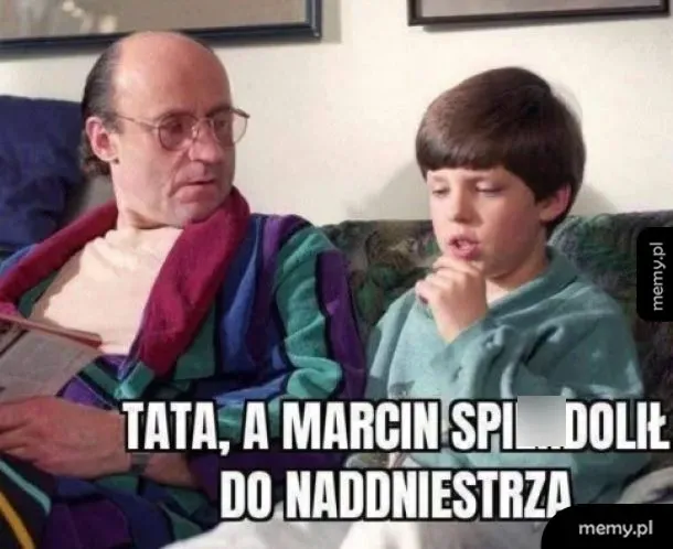 Mężczyzna w szlafroku i chłopiec siedzący na kanapie