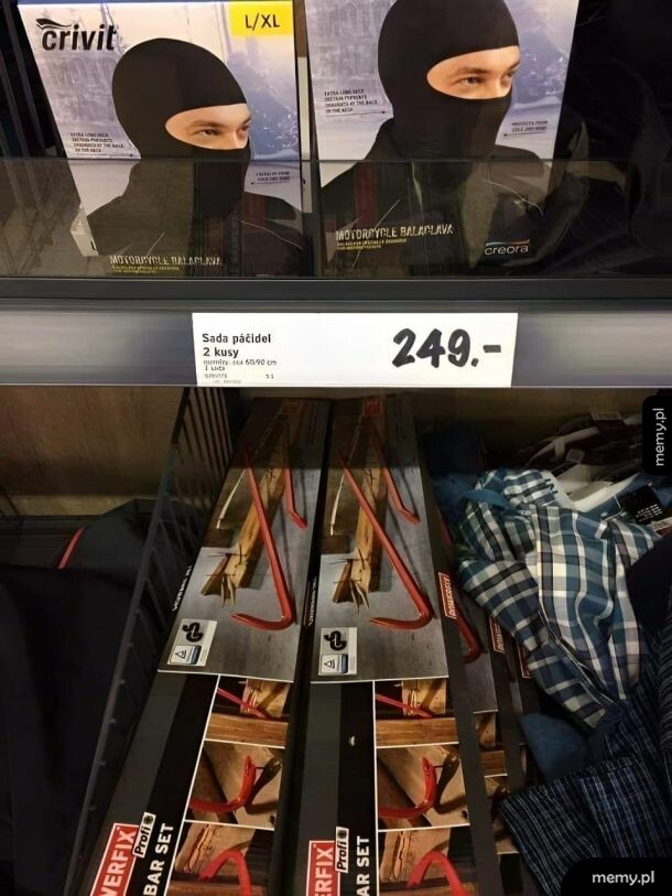 Półka w sklepie z kominiarkami i łomami ułożonymi obok siebie.