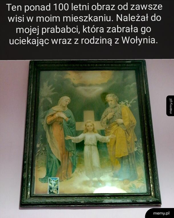 Stary obraz religijny w czarnej ramie na różowej ścianie.
