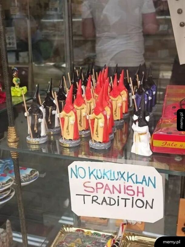 Figurki w szpiczastych kapturach w sklepie z napisem