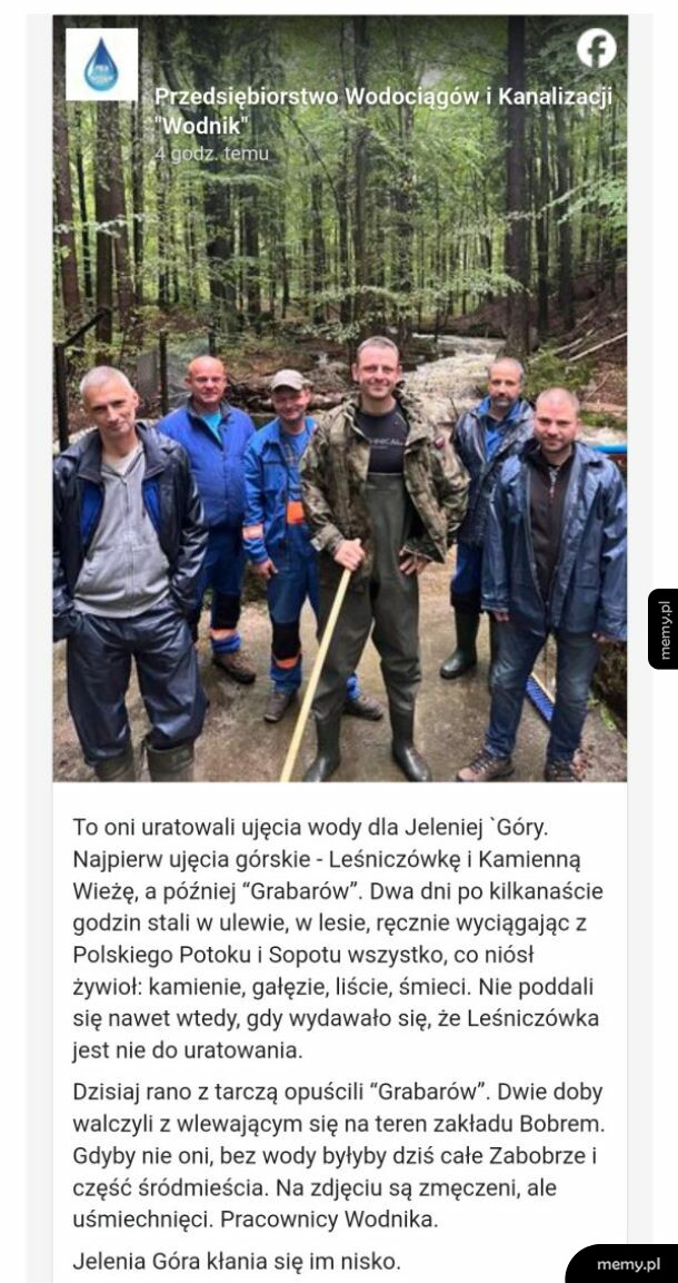 Grupa zmęczonych, ale uśmiechniętych pracowników Wodnika w lesie po akcji ratunkowej.