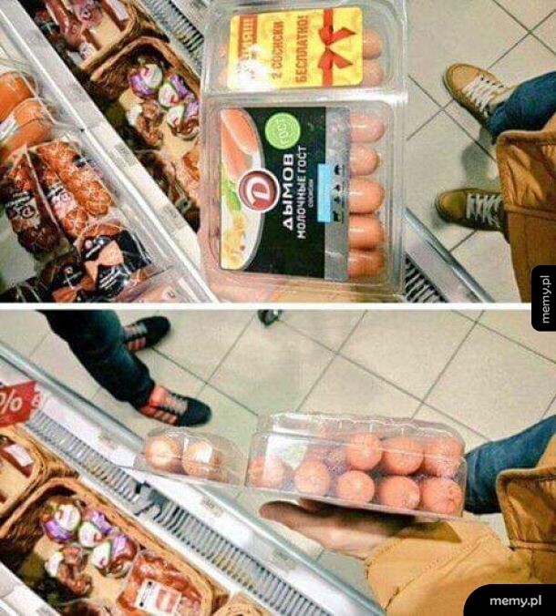 Klient w sklepie odcina nożyczkami darmowe parówki z opakowania promocyjnego.