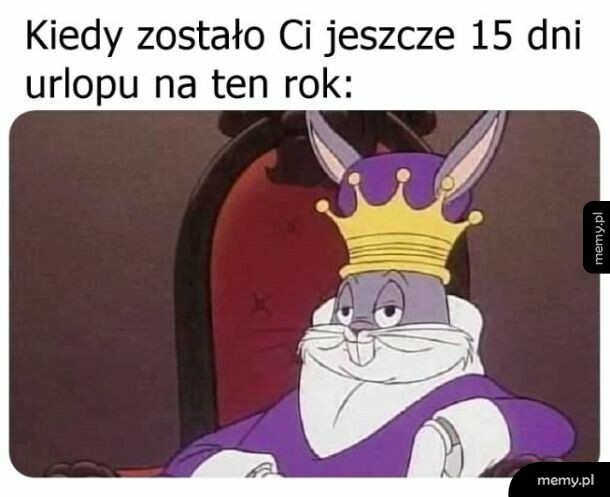 Królik Bugs w koronie i fioletowej szacie siedzi na tronie z dumna miną.