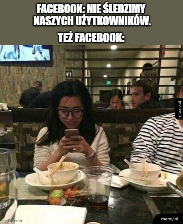 Mężczyzna ukradkiem podglądający telefon siedzącej przed nim kobiety w restauracji.