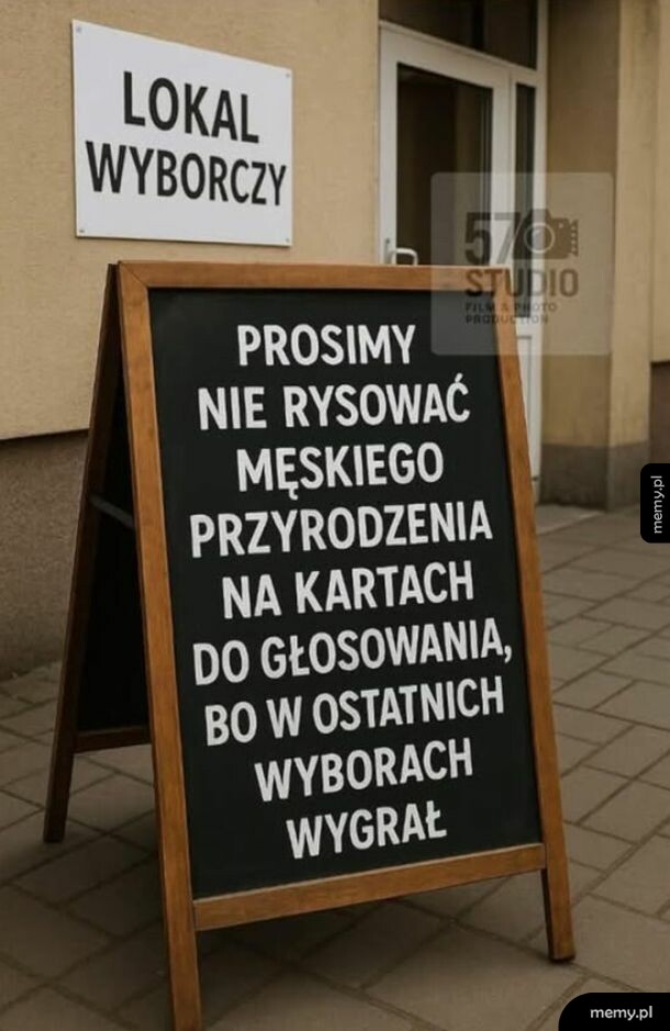 Tablica przed lokalem wyborczym z napisem dotyczącym kart do głosowania.