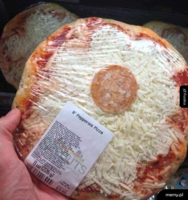 Mrożona pizza pepperoni z jednym plasterkiem wędliny na środku
