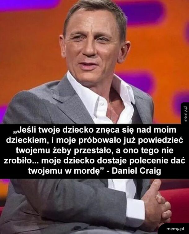 Daniel Craig w garniturze rozmawia w studiu telewizyjnym.
