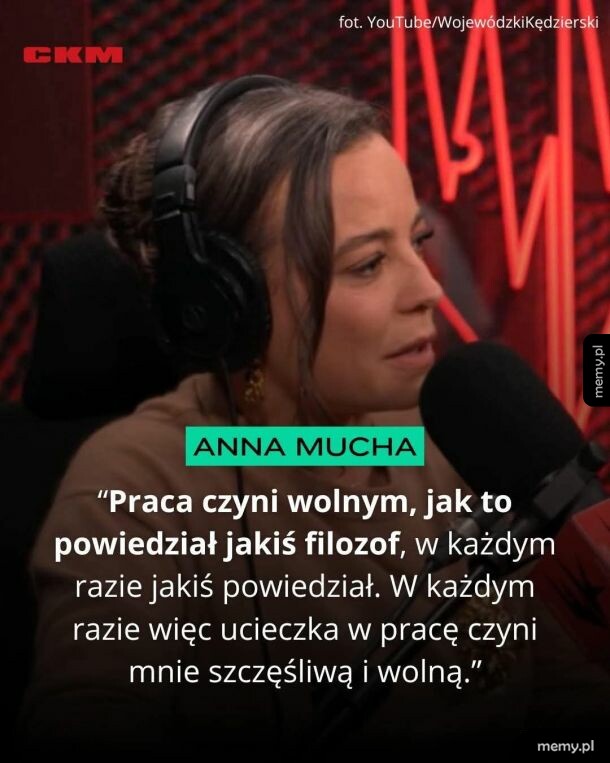 Anna Mucha w studiu nagraniowym z mikrofonem i słuchawkami.