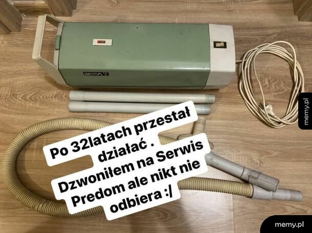 Stary odkurzacz Predom z akcesoriami na podłodze