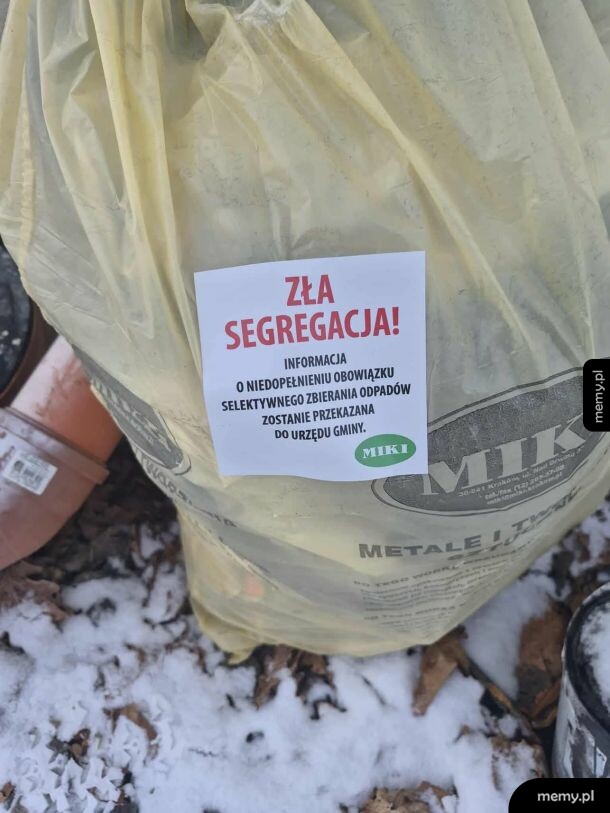 Żółty worek na śmieci z naklejką ZŁA SEGREGACJA!