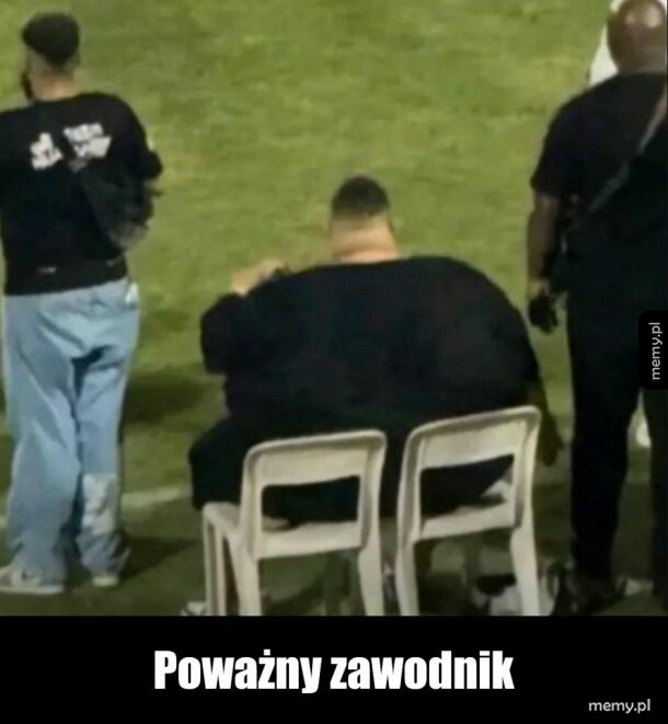 Mężczyzna siedzący na dwóch plastikowych krzesłach jednocześnie.